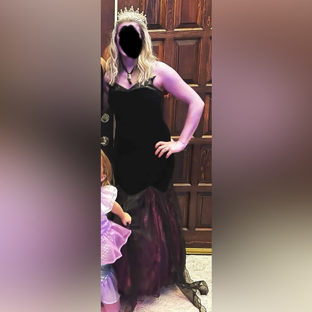 Ursula Women’s Halloween costume size medium fits 6-10.